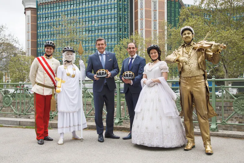 Besucherinnen und Besucher bei der KFV Helmkampagne 2026