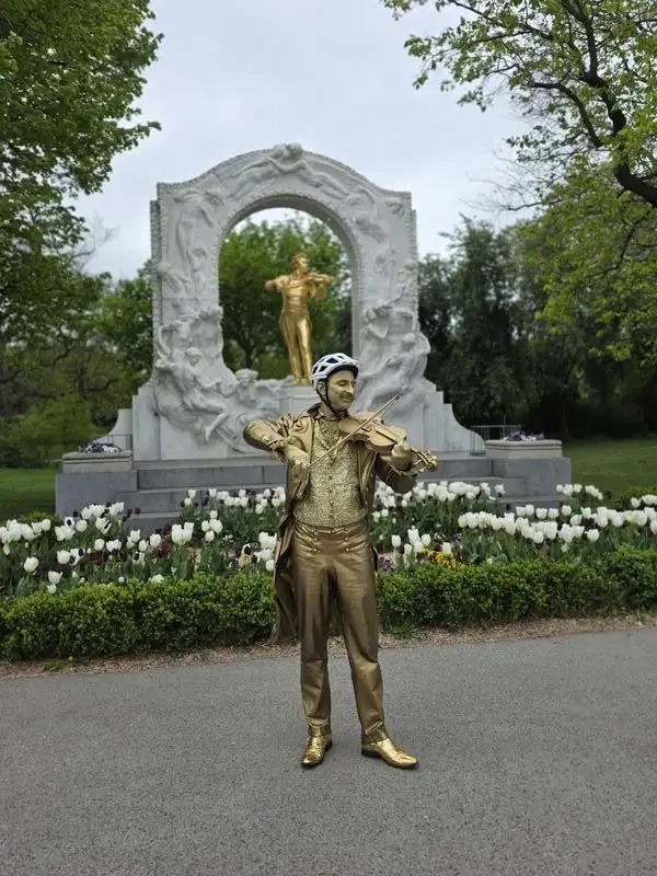 Hochformataufnahme der Helmkampagne 2026