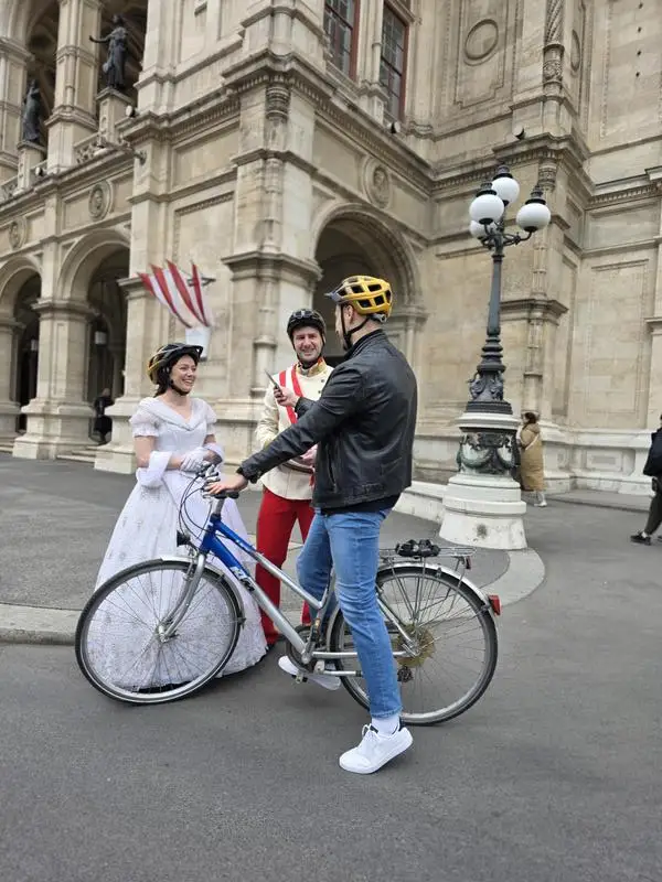 Aktionsteilnehmende der Helmkampagne 2026